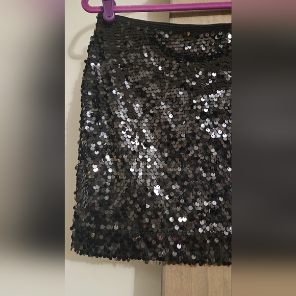 EXPRESS Black sequin mini skirt. Size small NWT - Picture 2 of 7